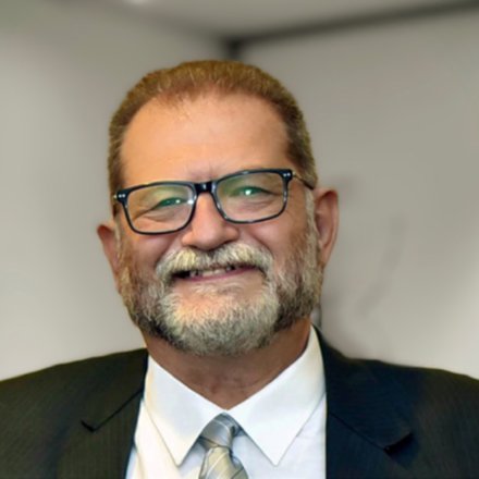 Retrato del Dr. Oscar Ignacio Lossetti, director académico de la colección.